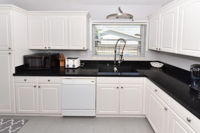 Foto del edificio - 340 Russlyn Dr