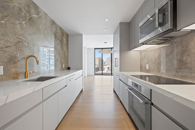 Building Photo - 55 Lagrange St