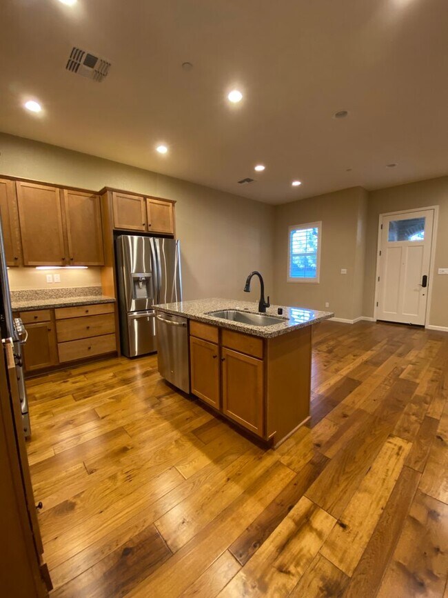 Foto del edificio - Livermore 3BD/2.5BA Townhouse in Great Neighborhood!