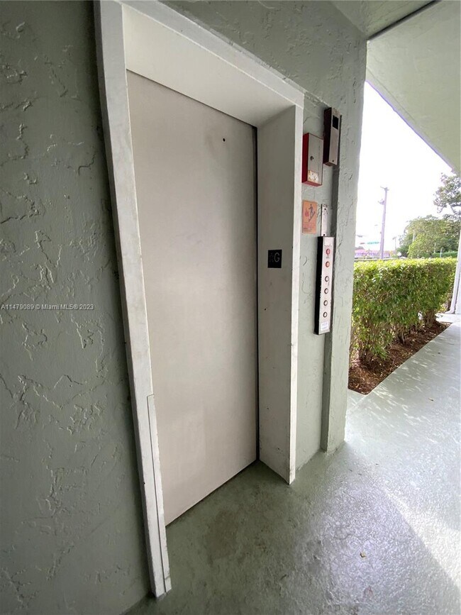 Foto del edificio - 11651 Royal Palm Blvd