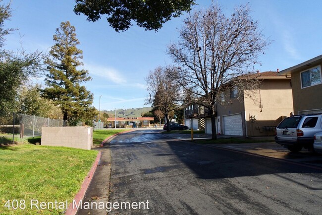Building Photo - 2 br, 1 bath House - 969 Gilchrist Drive #4