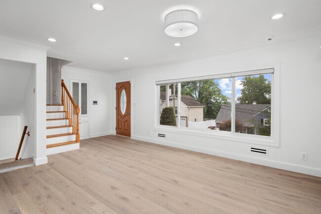 Building Photo - Spacious 3 Bed, 3 Bath