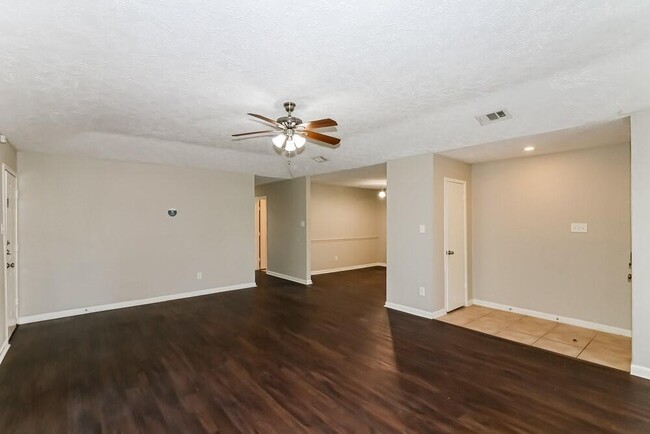 Foto del edificio - 15834 Baybriar Dr