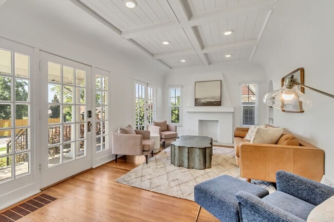 Photo - Elegant Yale Crest Bungalow in the Heart o... House