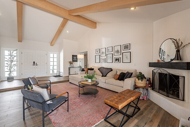 Sala de estar abierta y entrada frontal. - 15849 N 61st St