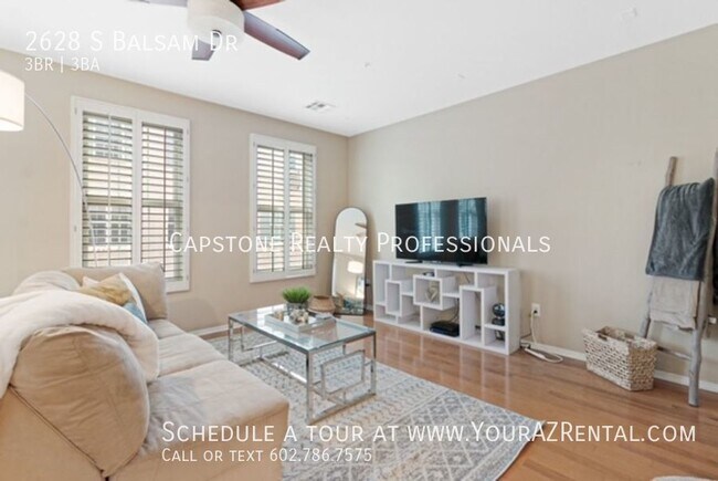 Foto del edificio - This beautiful 3-story townhome in Gilbert...