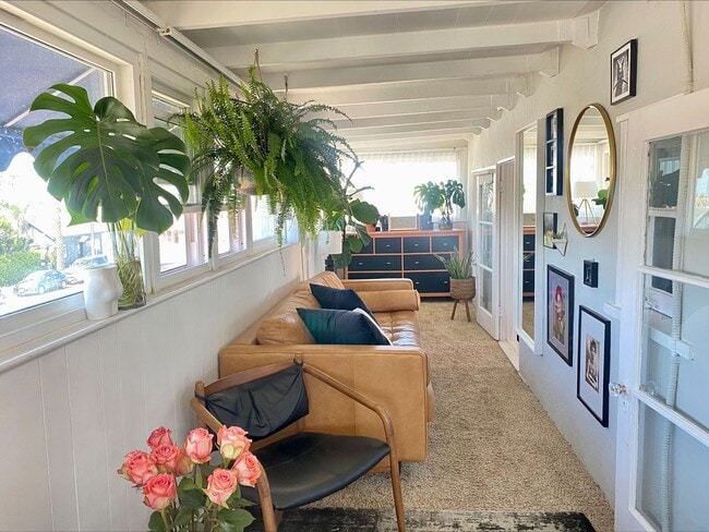 Building Photo - CHARMING NORTH PARKING ONE BEDROOM! LARGE ...