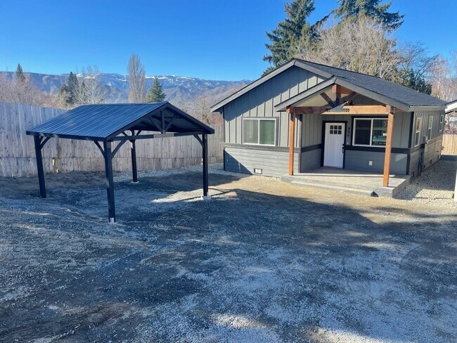 Building Photo - Brand new 2 bed/2 bath, central a/c, dishwasher, washer & dryer, deck & patio!