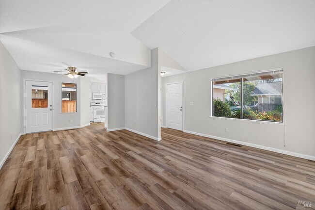 Foto del edificio - 663 Spring Ln