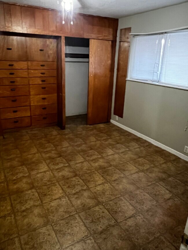 Building Photo - 608 W Alice Ave