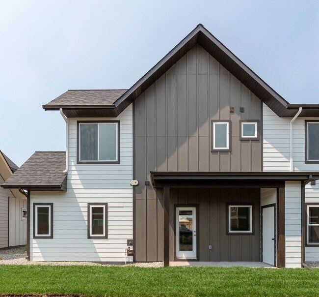 Foto del edificio - 2-Story Urban Triplex at a modern communit...
