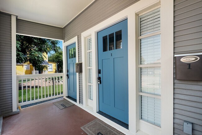 Building Photo - Private Balcony & Prime Location