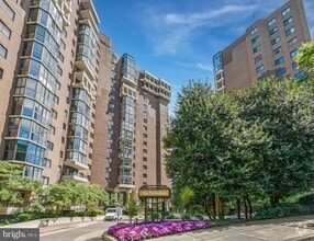 Building Photo - 1600 N Oak St