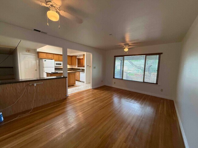 Foto del edificio - Great 3 Bedroom Walking Distance to American River