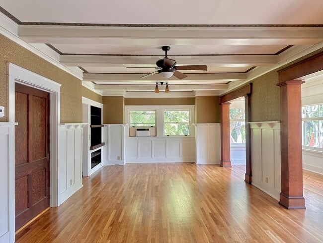 Foto del edificio - Meticulously Restored 1920s Craftsman on a Private, Hedged Lot | Pet Friendly!