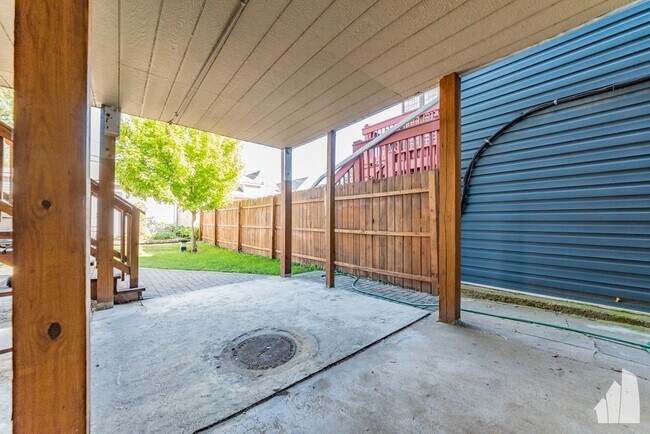 Building Photo - 3079-1 N Elbridge Ave