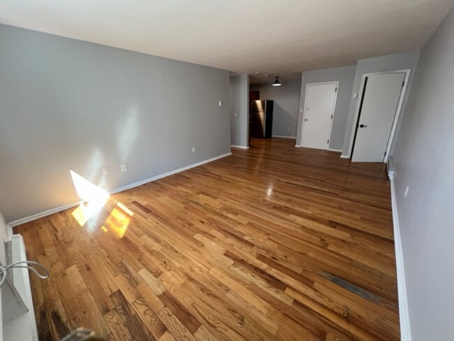 Building Photo - Renovated large 1 BR in heart of downtown ...