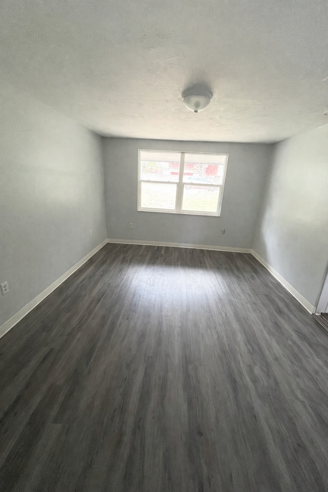 Building Photo - Beautiful 2BR/1BA Zephyrhills Home,  HUGE YARD!! NO APP FEE! Water & Sewer Included