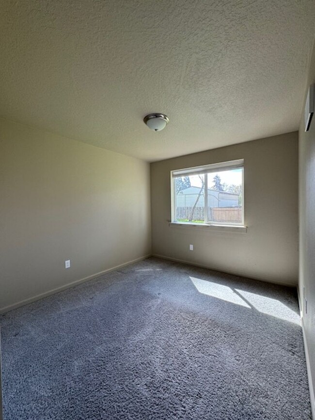 Building Photo - Charming Remodeled 2 Bedroom Home!