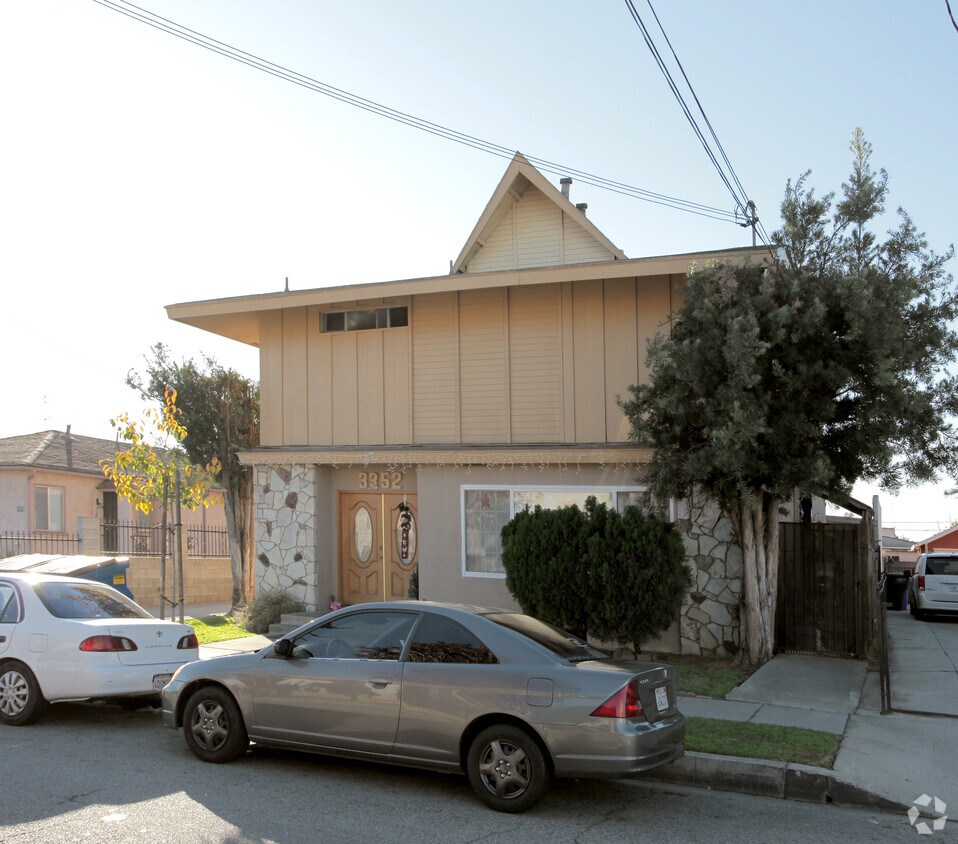 Building Photo - 3352 Walnut St