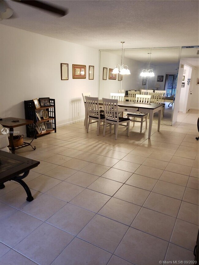 Foto del edificio - 341 Lakeview Dr