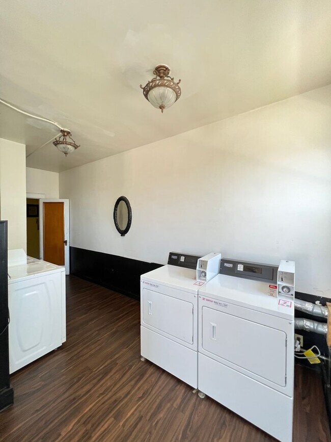 Foto del edificio - REDUCED REDUCED REDUCED:  Spacious studio ...