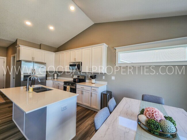 Foto del edificio - Spacious 4 Bedroom Ranch with Finished Basement & 3-Car Garage in Waukee