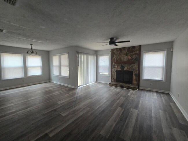 Building Photo - 1006-1 Woodcreek ~ Stewarts Creek