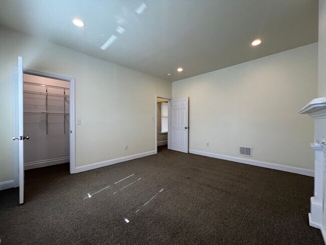 Foto del edificio - Updated 2BR house with off street parking!