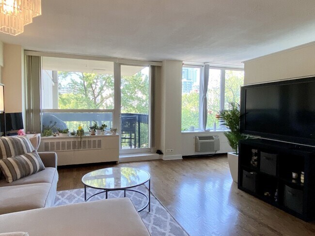 Foto del edificio - 1360 N Sandburg Terrace