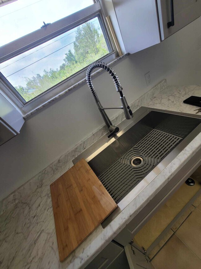 Foto del edificio - 11049 Pendleton Ave