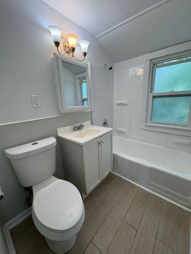 Building Photo - Beautiful Euclid Single Family — Great Loc...