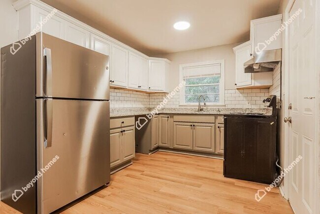 Foto del edificio - Captivating 3 bedroom / 2 full bath and 1,...