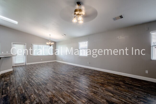 Foto del edificio - 4 Bedroom/2 Bath Home in the Southwest - $2495 per month!