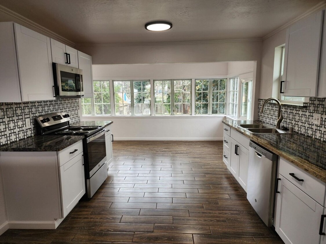 Foto principal - Charming Remodeled 3 Bedroom Victorian In ...