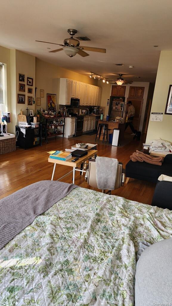 Building Photo - 292 Main St