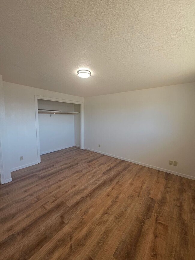 Foto del edificio - Newly Updated Home with Large Fenced Yard & Detached Garage!