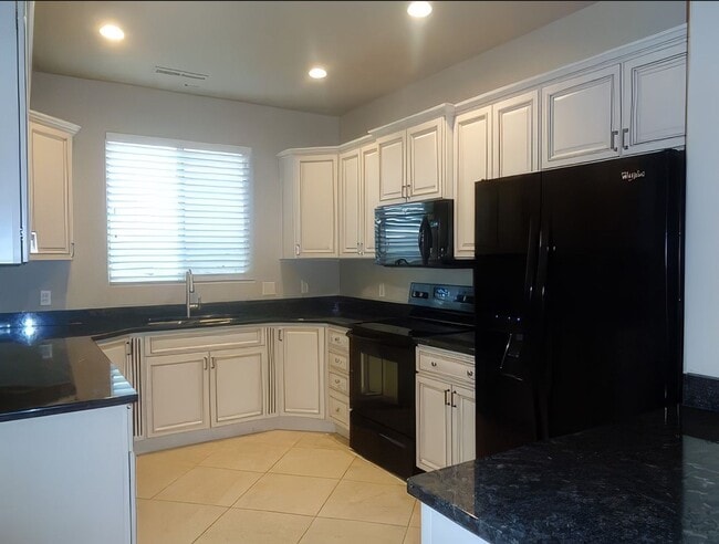 Building Photo - 3 Bed 2.5 Bath Duplex!
