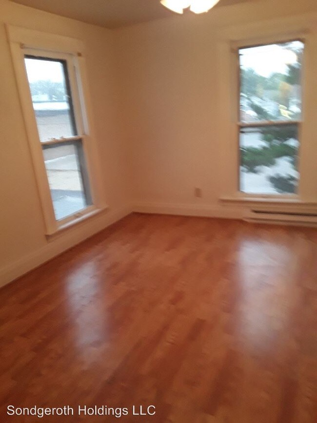 Building Photo - 3 br, 1 bath Apartment - 911 Monroe St.
