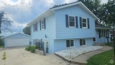 Building Photo - 214 SW Arlan Dr