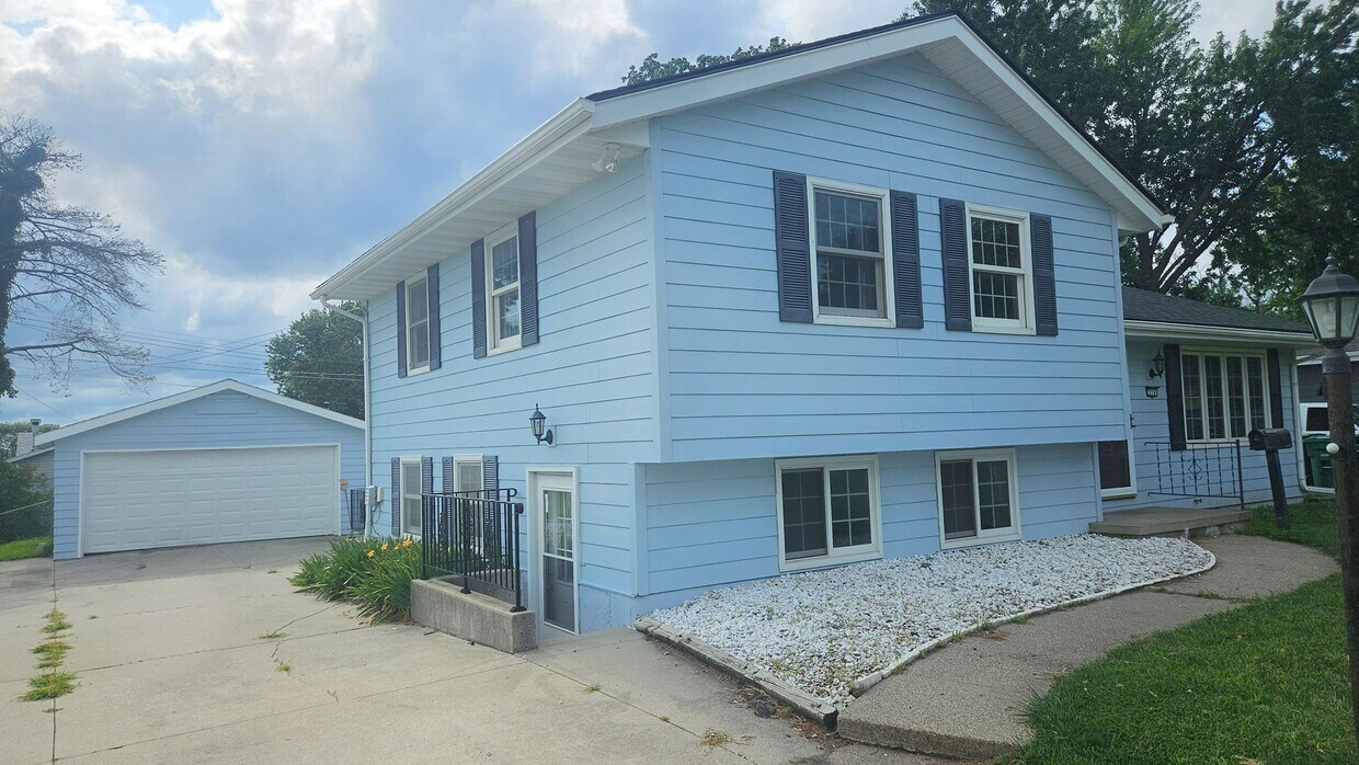 Foto principal - Charming 3-Bedroom Home in Prime Ankeny Lo...
