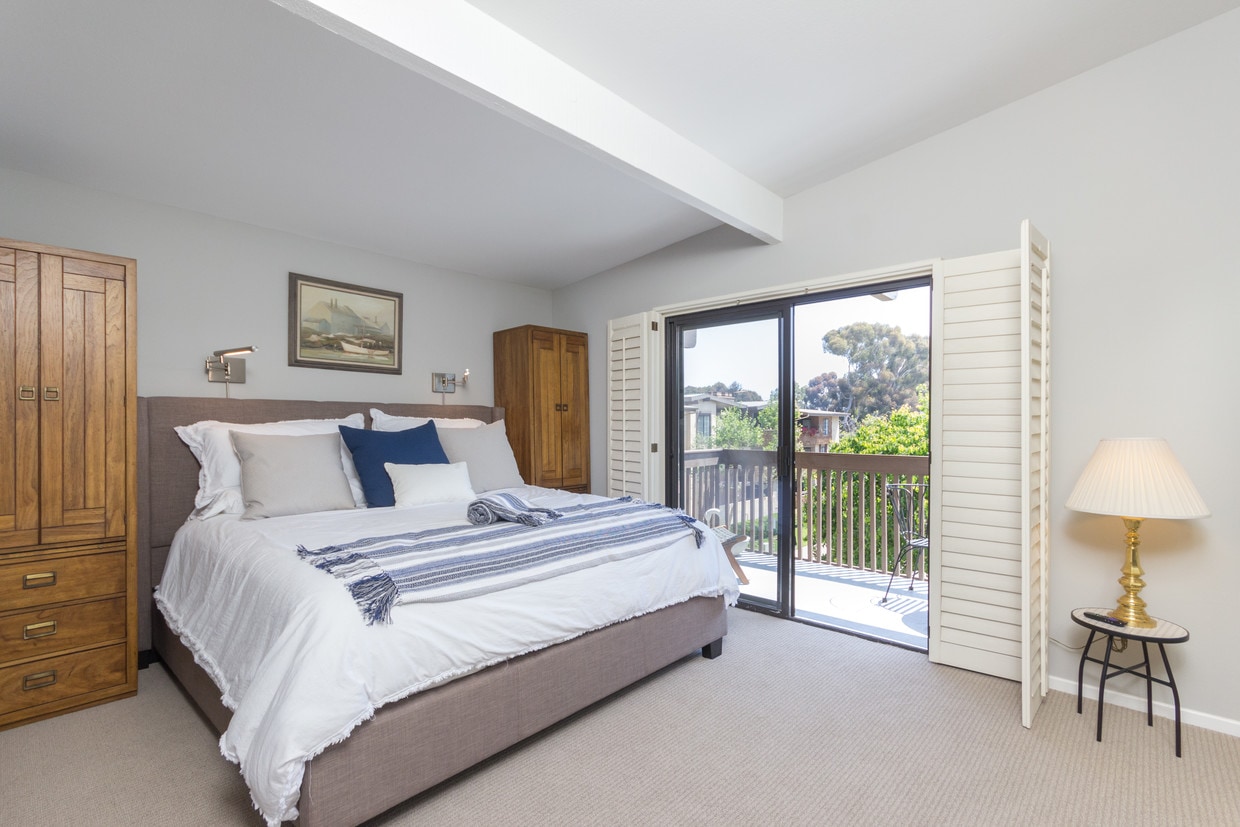 Dormitorio/balcón con cama King de lujo - 8840 Villa La Jolla Dr