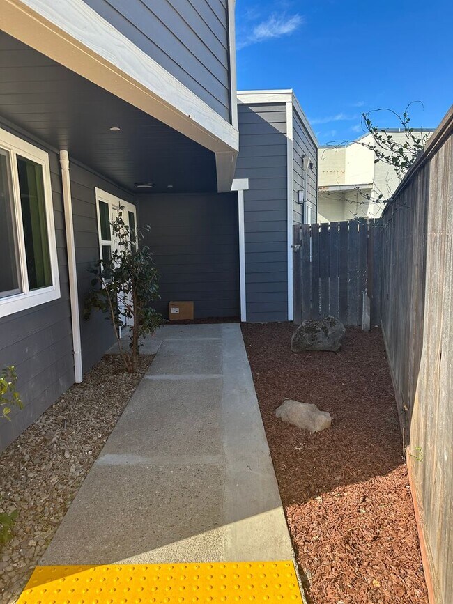 Building Photo - Come check out this newly renovated 2 bedr...