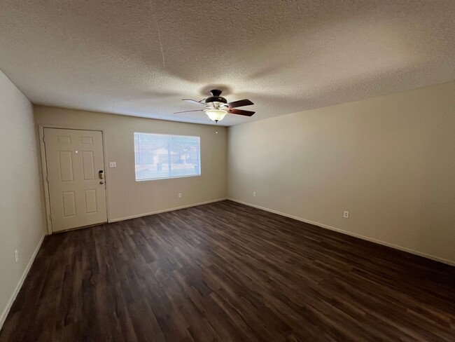 Building Photo - 3 BED 2 BATH IN TRAIL ESTATES!