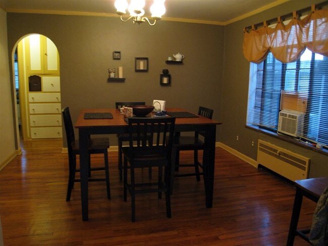 Building Photo - 2 br, 1 bath 4plex - 735 Lincolnway East