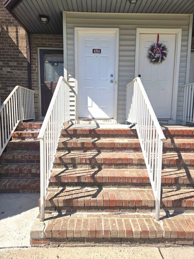 Building Photo - Commuter's delight! Freshly painted, 2-bed...