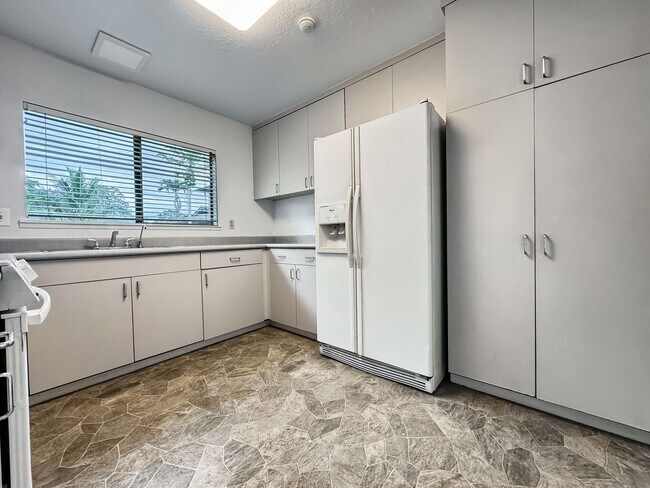 Building Photo - Pet Friendly Mililani House