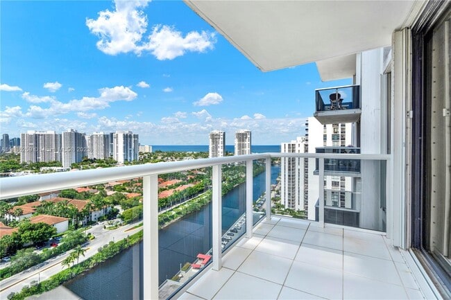 Building Photo - 3625 N Country Club Dr