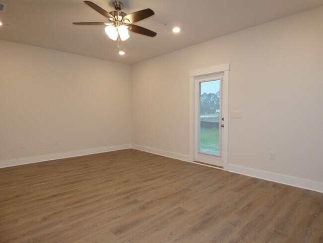 Building Photo - Stunning Townhome - End Unit