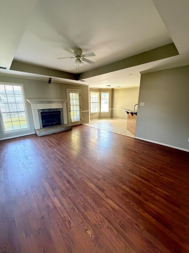 Building Photo - 102 Plumdale Dr